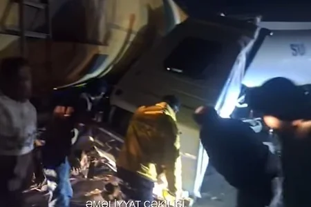 Xəzər rayonunda maşın hərəkətdə olan qatara çırpıldı - VİDEO