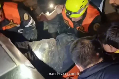 Yük maşınına çırpılan Hyundaidakı qadını FHN belə çıxardı - VİDEO