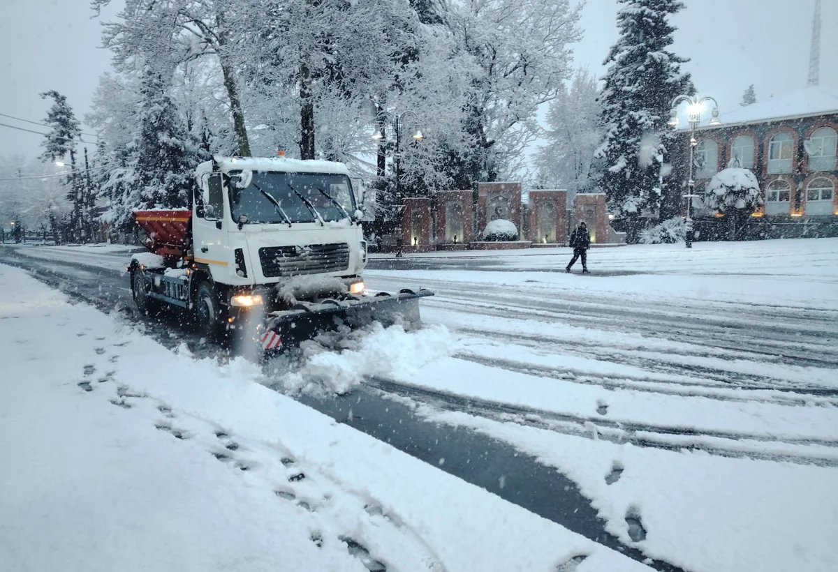 Qaxda gecə və gündüz qarla mübarizə - FOTO