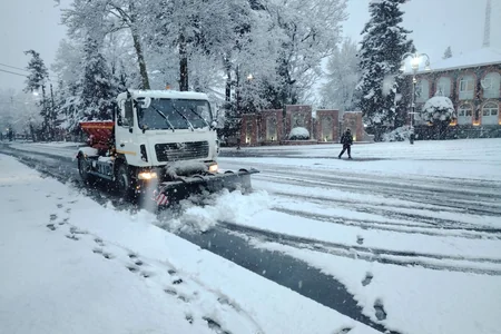 Qaxda gecə və gündüz qarla mübarizə - FOTO