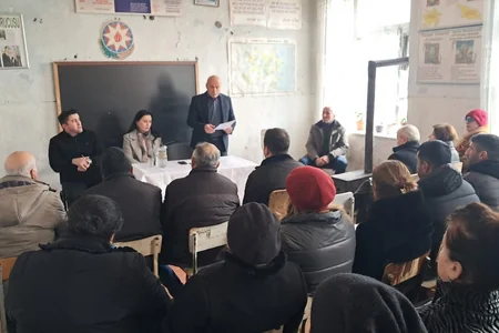 Qaxın kəndində aztəminatlı ailələrə dəfn xərclərinin verilməsi müzakirə olunub