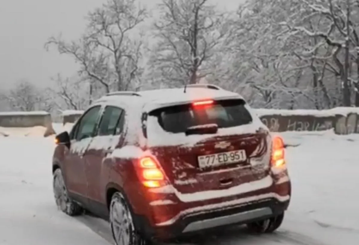 Buzlu yolda ilişən maşınlardan insanlar təxliyyə edildi - VİDEO