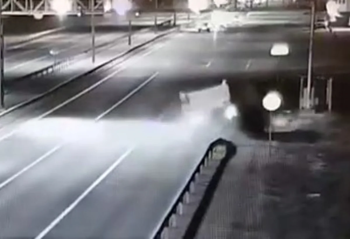 Tərəzini aldatmaq istəyən sürücülər qəza törədir - VİDEO