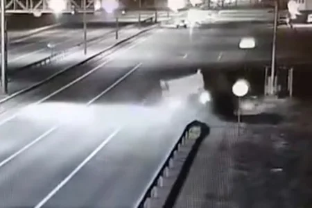 Tərəzini aldatmaq istəyən sürücülər qəza törədir - VİDEO