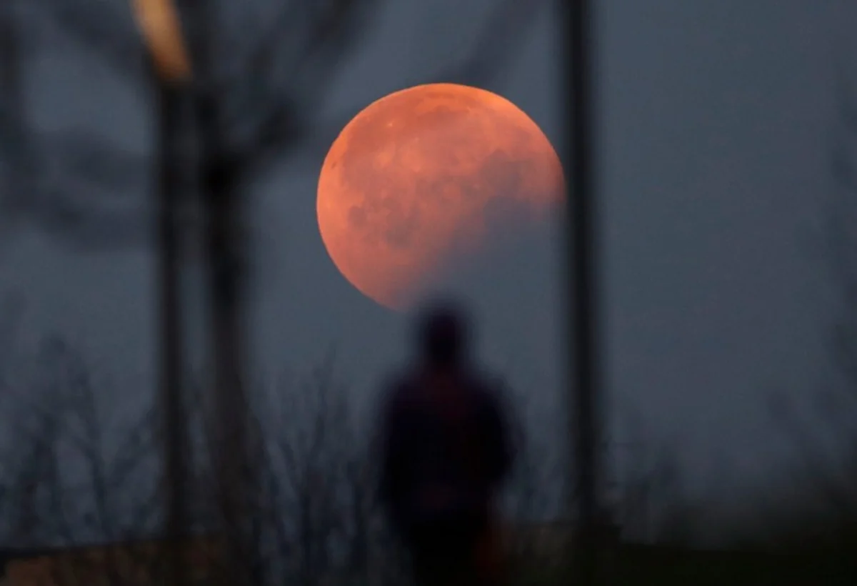 Tam ay tutulması başladı - yarım saata maksimum olacaq