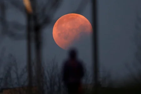 Tam ay tutulması başladı - yarım saata maksimum olacaq