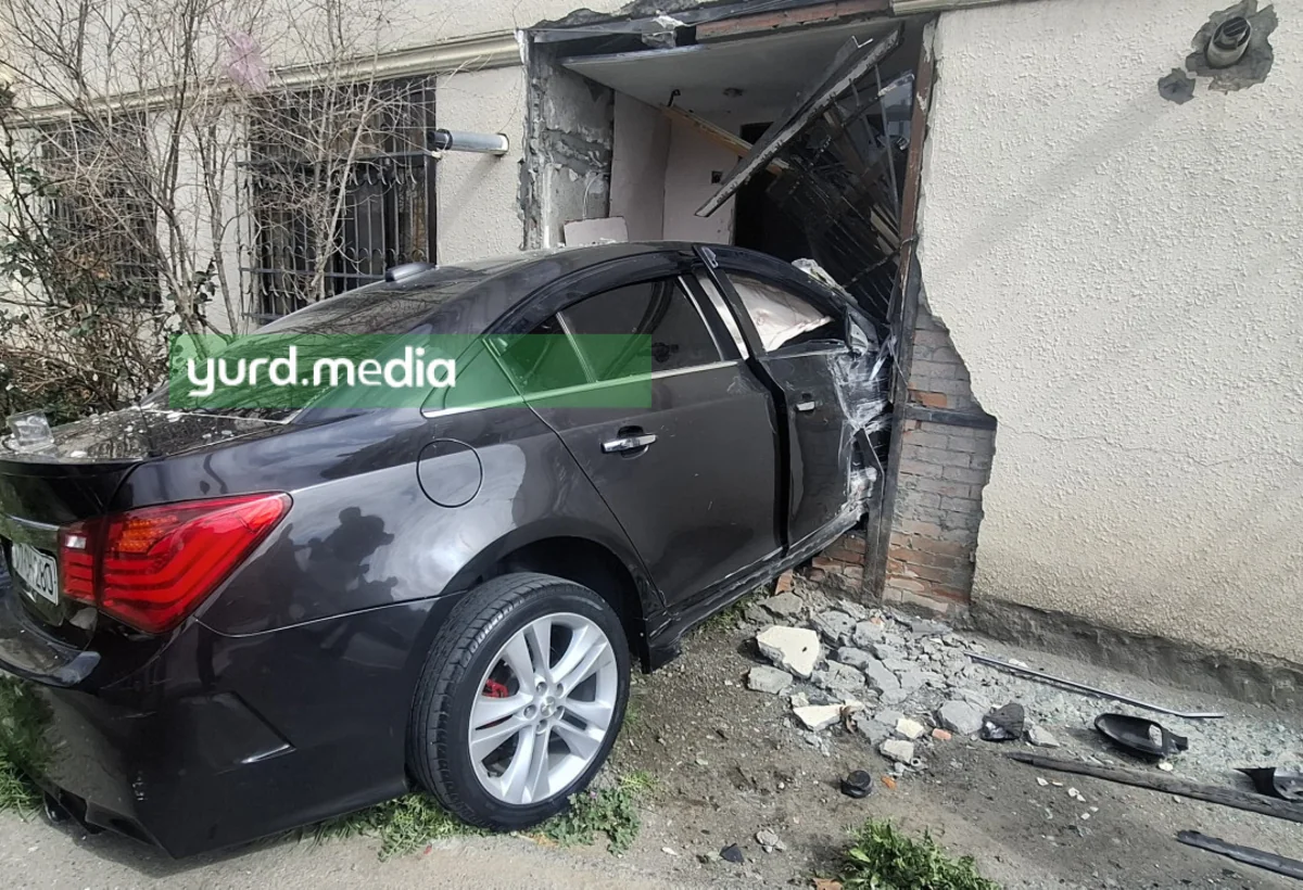 Gəncədə avtomobil mənzilə çırpılıb - FOTO