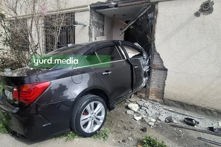 Gəncədə avtomobil mənzilə çırpılıb - FOTO
