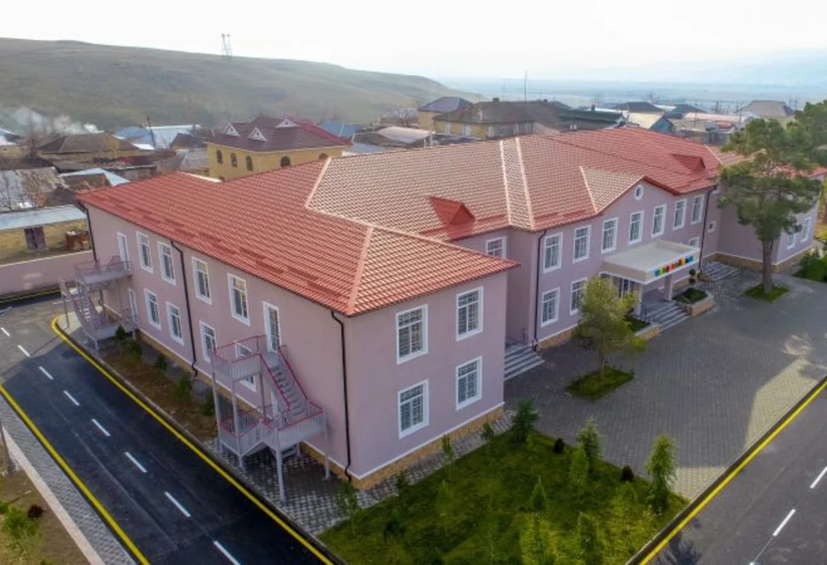 Bu qəsəbə sakinləri su və kanalizasiya xəttinin olmamasından əziyyət çəkir