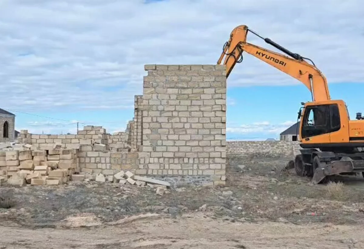 Gəncədə qanunsuz tikililər söküldü - VİDEO
