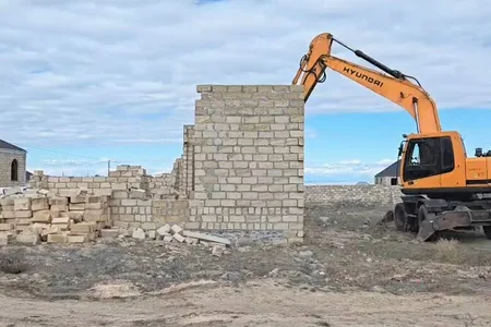 Gəncədə qanunsuz tikililər söküldü - VİDEO