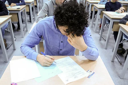 Buraxılış imtahanında 9 nəfərdə mobil telefon aşkarlandı