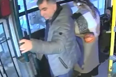 Avtobusda cibgirlik etdiyi an kameraya düşdü - VİDEO