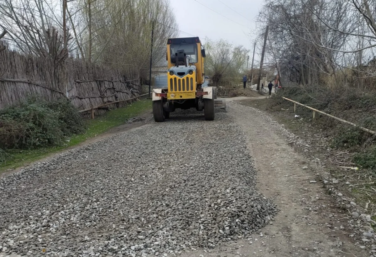Göyçayda 5 kəndin yolları təmir olundu, yeni avtobus dayanacağı quraşdırıldı