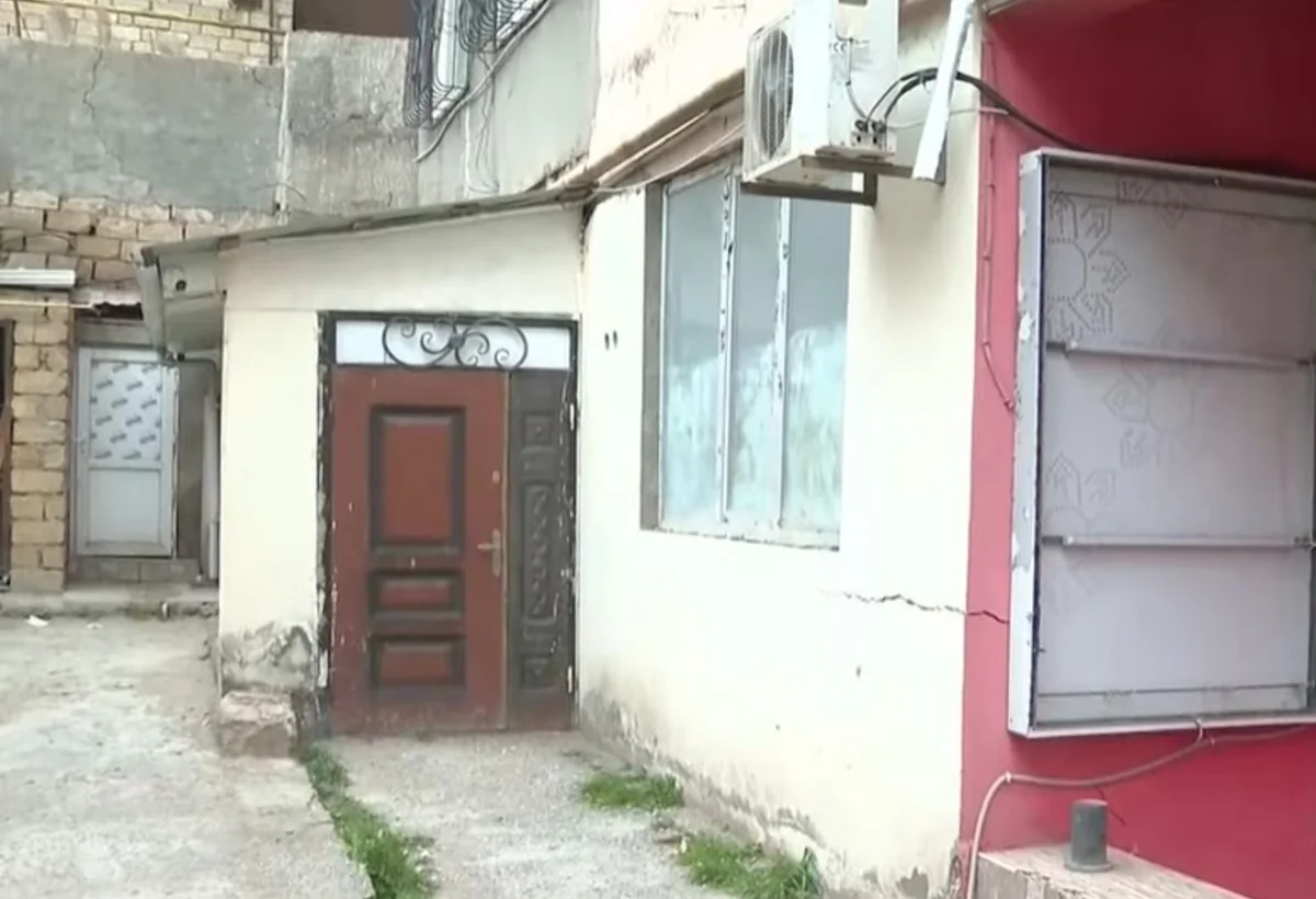 Yeni tikili binanın zirzəmisinin girişi zəbt olunub, naqillər su altında - VİDEO