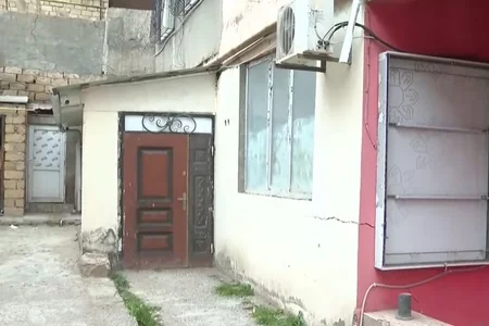 Yeni tikili binanın zirzəmisinin girişi zəbt olunub, naqillər su altında - VİDEO