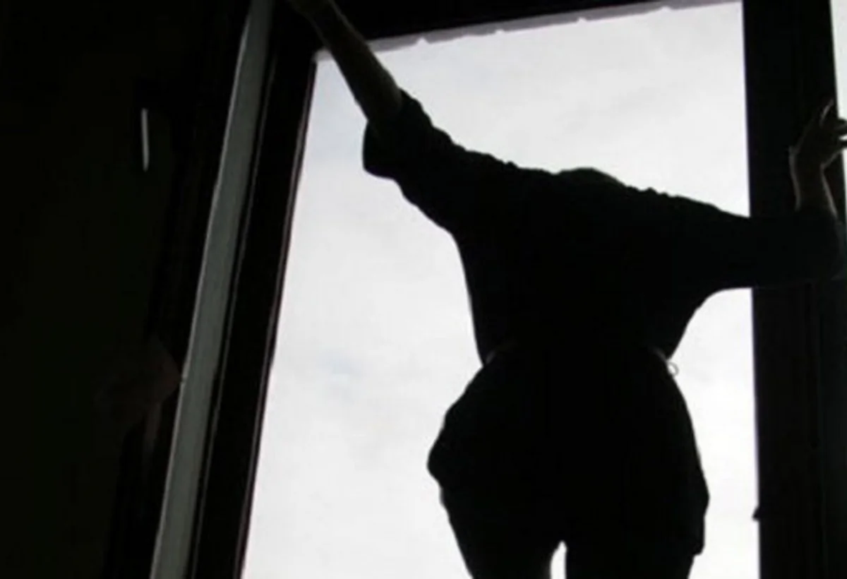 Gəncədə yeniyetmə qız 9-cü mərtəbədən yıxılıb, vəziyyəti ağırdır