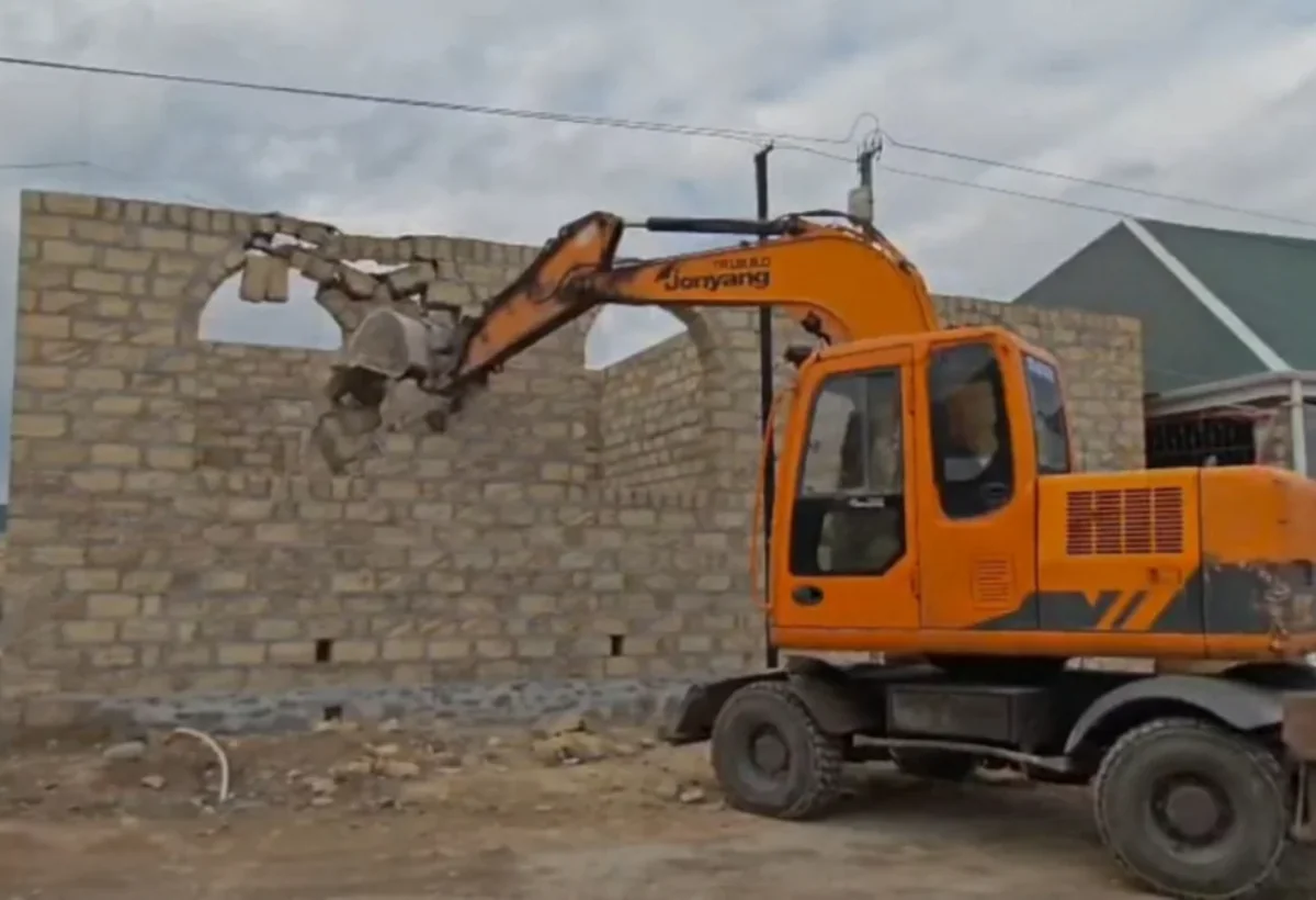 İcra Hakimiyyəti müraciət elədi, FHN tikilən evləri sökdü - VİDEO