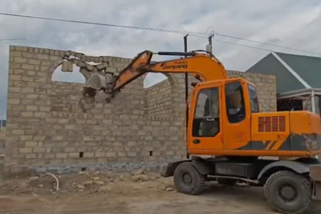 İcra Hakimiyyəti müraciət elədi, FHN tikilən evləri sökdü - VİDEO