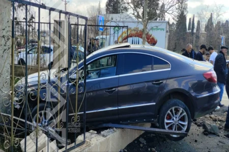 Gəncədə avtomobil şüşə sexinə çırpılıb