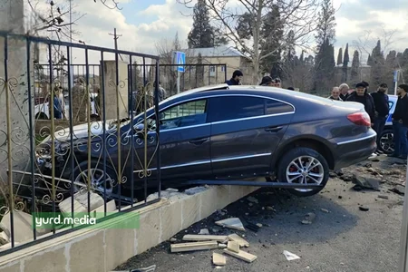 Gəncədə avtomobil şüşə sexinə çırpılıb - FOTO