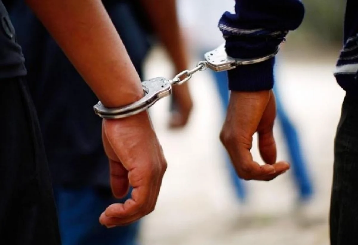 Polis torpaq üstündə adam bıçaqlayan gənci tutub