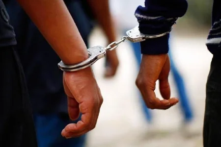 Polis torpaq üstündə adam bıçaqlayan gənci tutub