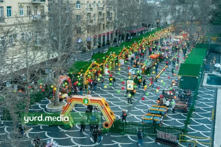Baharın şirin ünvanı: Bakının mərkəzində xeyriyyə yarmarkası - FOTOREPORTAJ