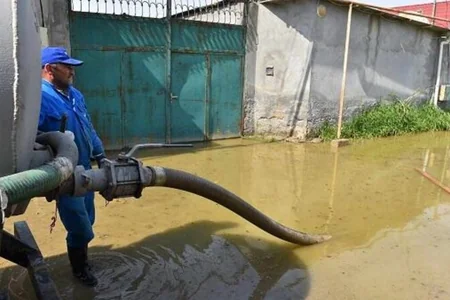 Bakıda kanalizasiya kollektoru çökdü, həyətyanı sahələri su basdı - VİDEO