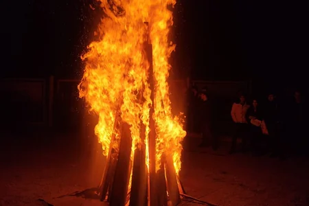 Sumqayıtda tonqal yandırılan zaman partlayış: 8 uşaq xəsarət alıb