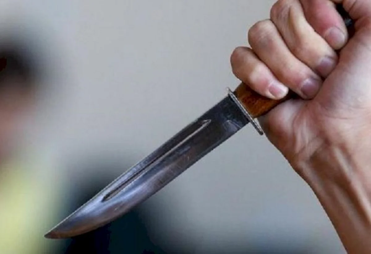 Oğuzda ata oğlunu bıçaqlayıb