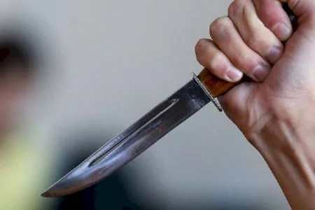 Oğuzda ata oğlunu bıçaqlayıb