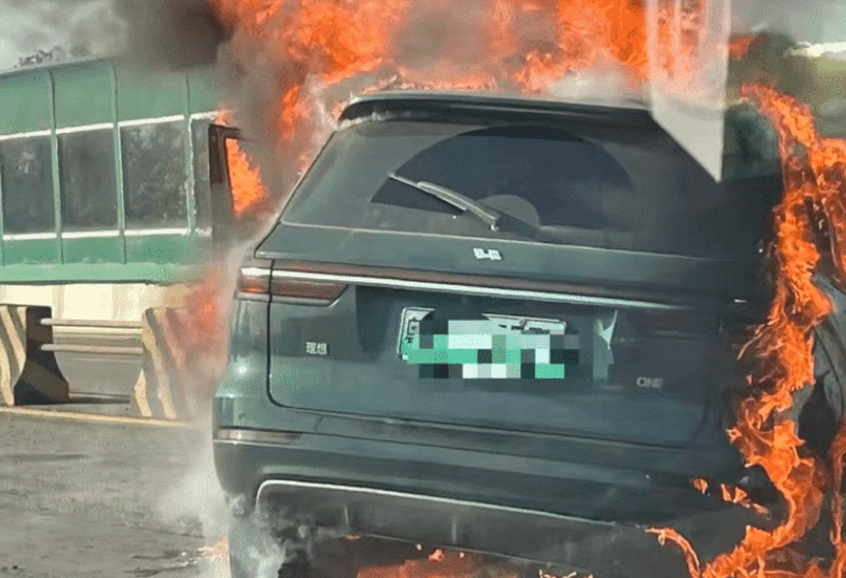 Evdə alışma baş verib, Lİ markalı avtomobil yanıb