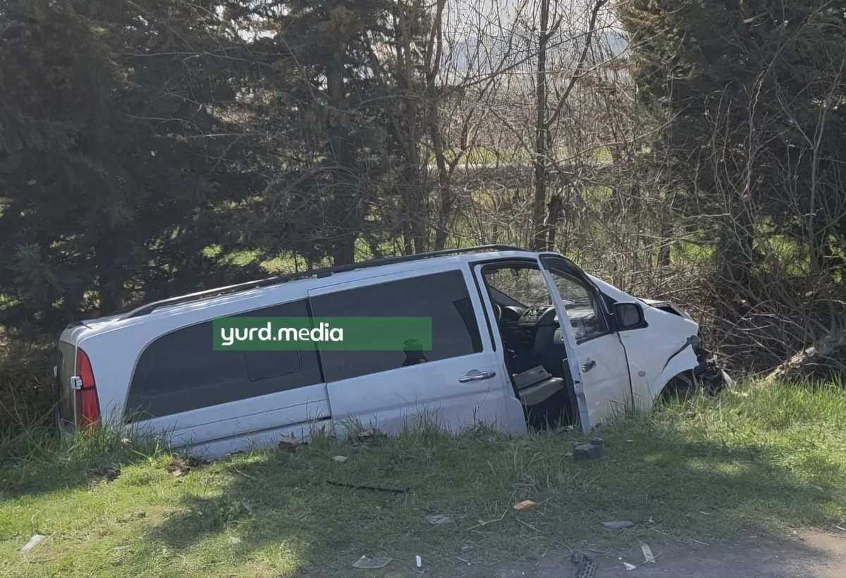 Mikroavtobusla minik avtomobili toqquşub, xəsarət alanlar var - FOTO