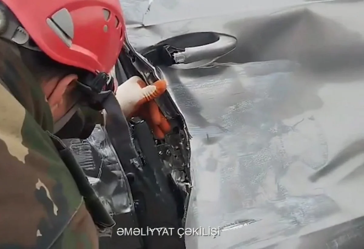 Avtomobildə sıxılı qalan qadın belə xilas edildi – VİDEO