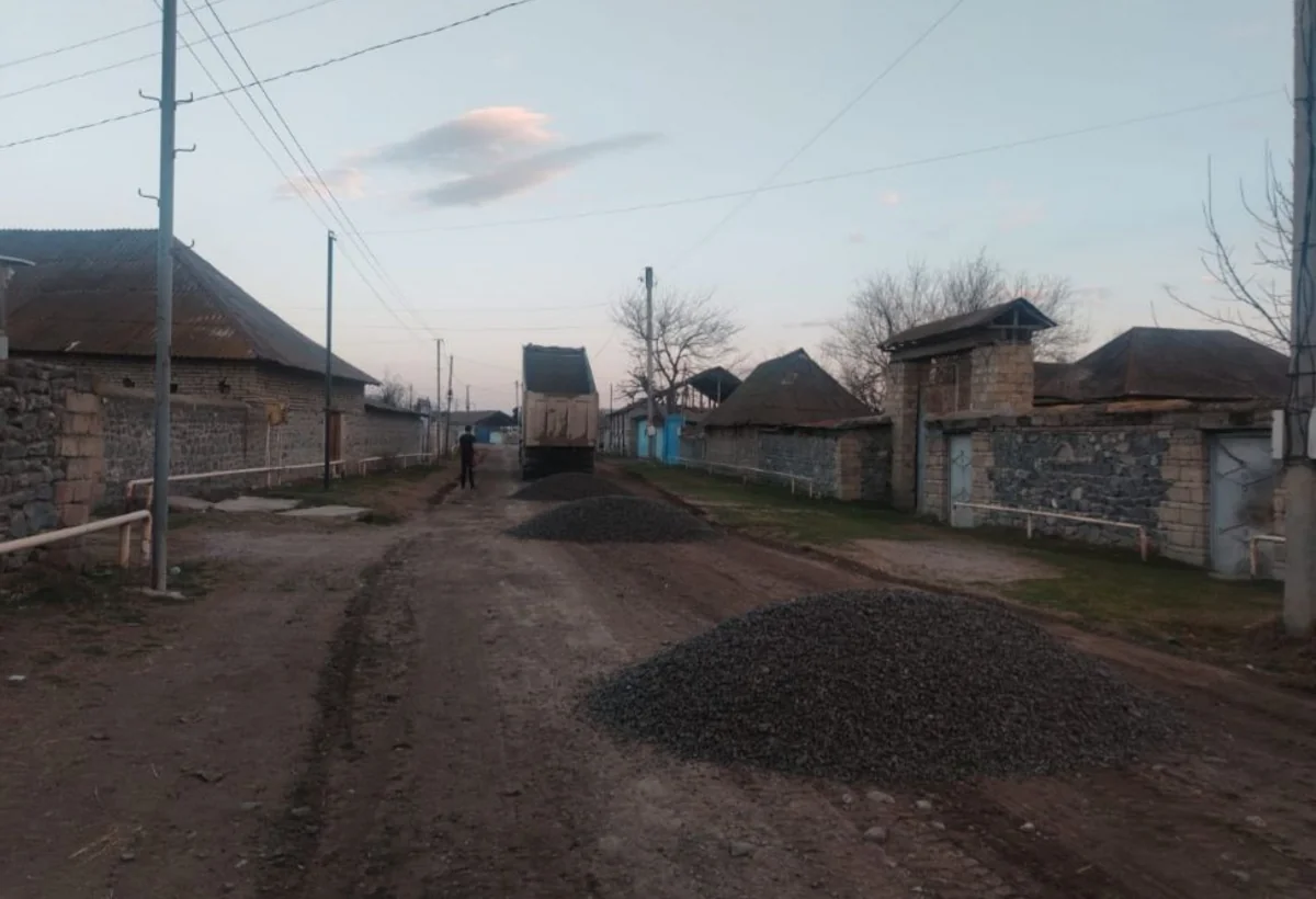 Ağdaşın iki kəndində yollara çınqıl örtüyü salınıb