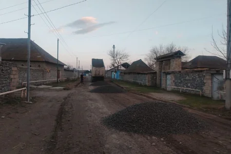 Ağdaşın iki kəndində yollara çınqıl örtüyü salınıb