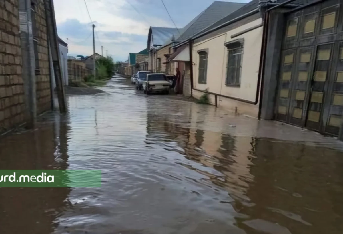 Gəncədə yağış suları qəsəbədə hərəkəti iflic edir, evlərə dolur - FOTO