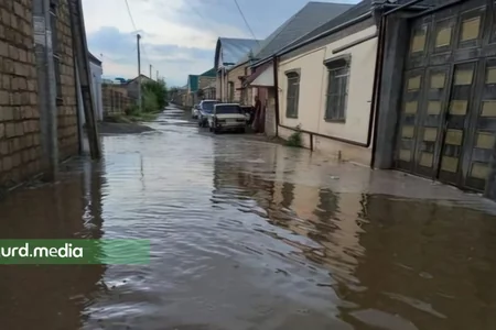 Gəncədə yağış suları qəsəbədə hərəkəti iflic edir, evlərə dolur - FOTO