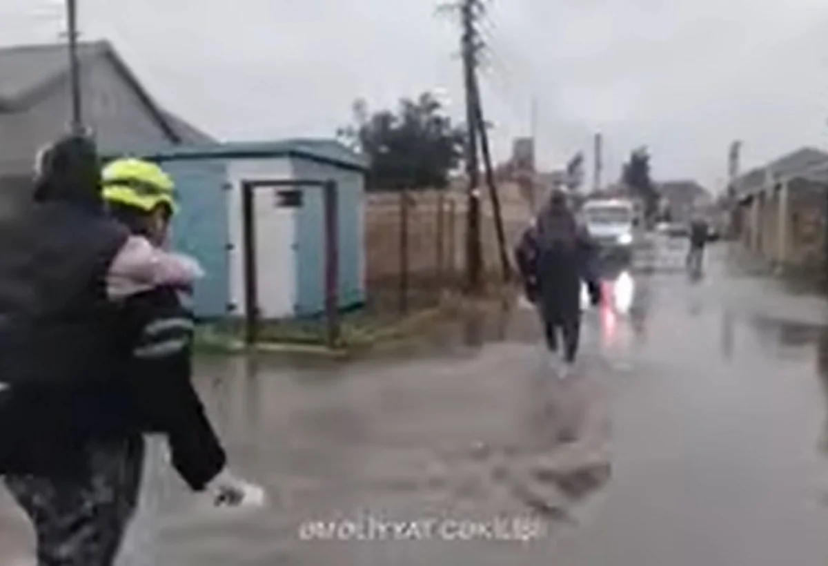 Binəqədi və Suraxanını su basdı: Uşaqlar təxliyyə edildi - VİDEO