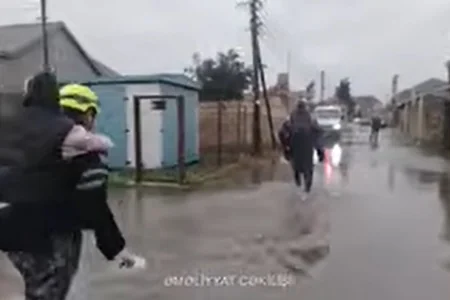 Binəqədi və Suraxanını su basdı: Uşaqlar təxliyyə edildi - VİDEO
