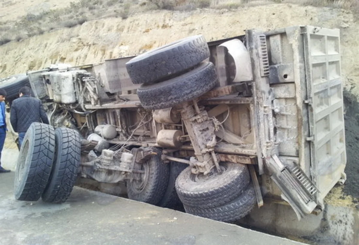 Kəlbəcərdə yük avtomobili aşıb, ölənlər var