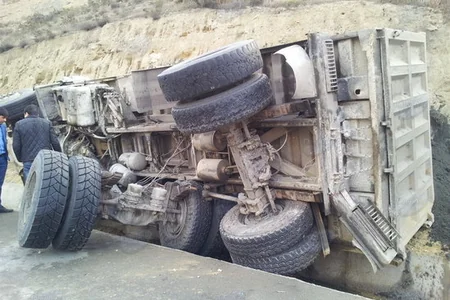 Kəlbəcərdə yük avtomobili aşıb, ölənlər var