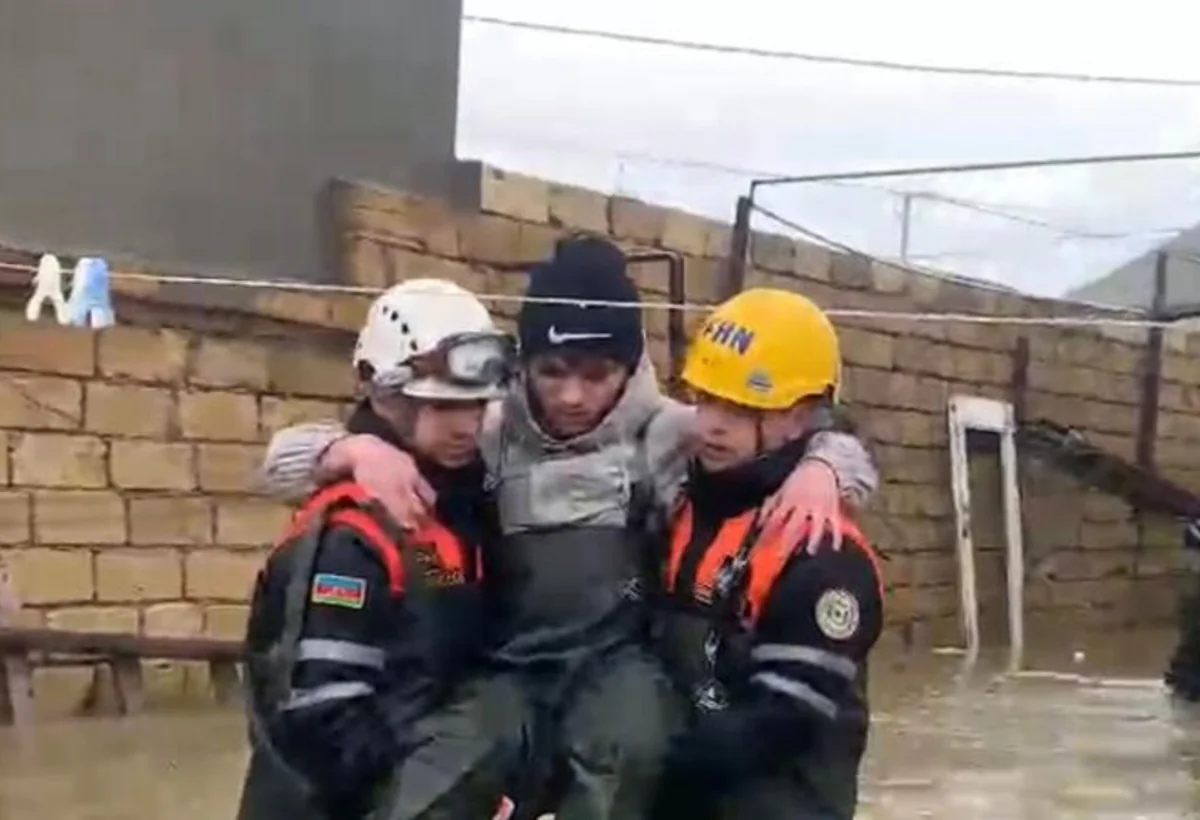 FHN 216 nəfəri su basmış ərazilərdən xilas etdi - VİDEO