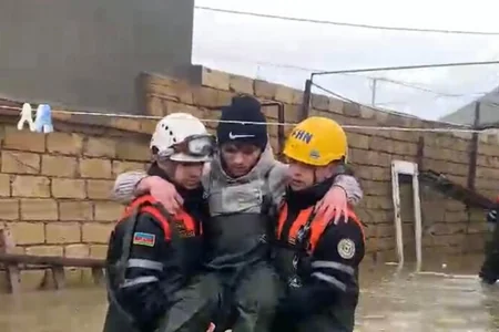 FHN 216 nəfəri su basmış ərazilərdən xilas etdi - VİDEO