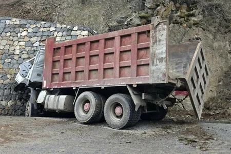 Kəlbəcərdə yük avtomobili aşıb, ölənlər var - FOTO