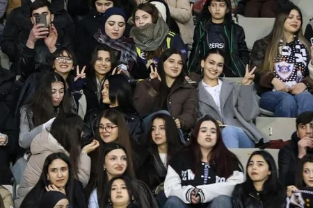 Qarabağ” xanım azarkeşlərə girişi pulsuz elədi