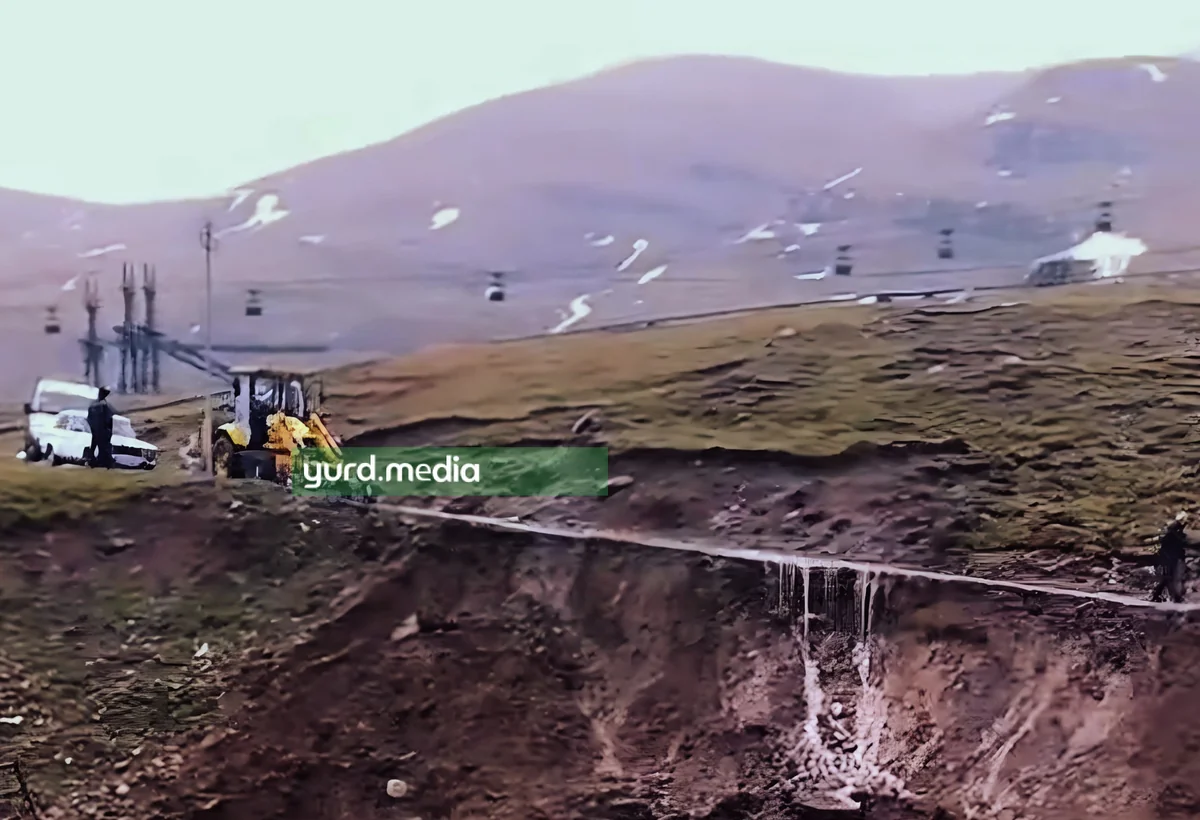 Daşkəsəndə sel qəsəbə yolunu uçurub - FOTO