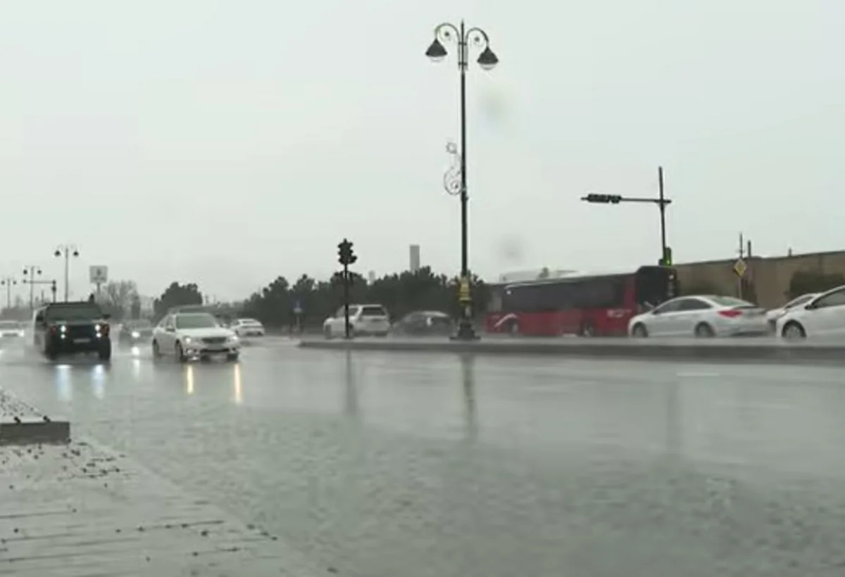 İnsanların üstünə su sıçradan sürücünü 40 manat cərimə gözləyir - VİDEO