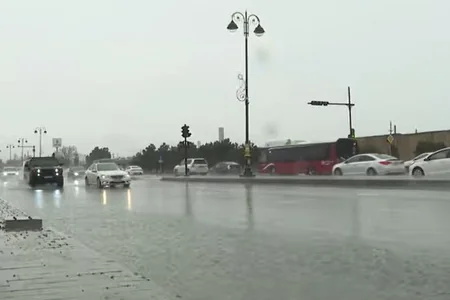 İnsanların üstünə su sıçradan sürücünü 40 manat cərimə gözləyir - VİDEO
